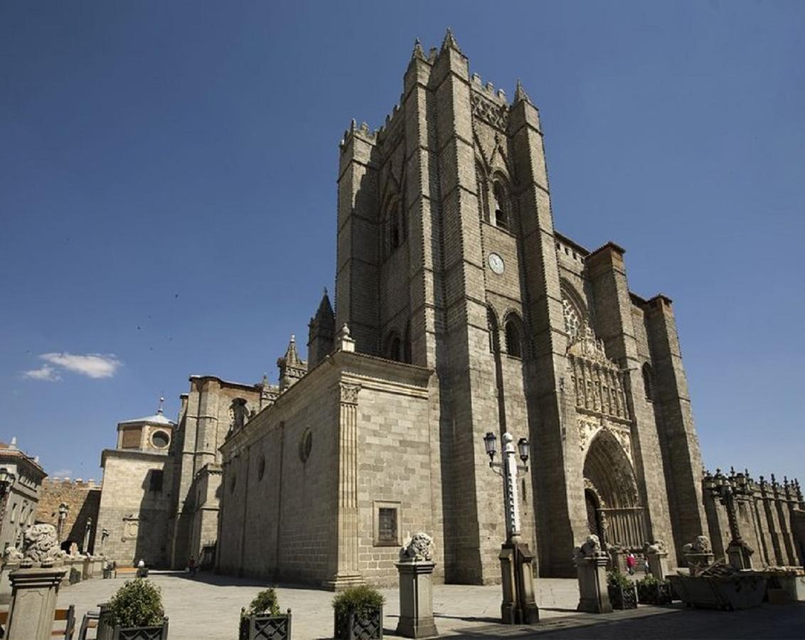 Apartamentos Turisticos Avila La Catedral Екстериор снимка