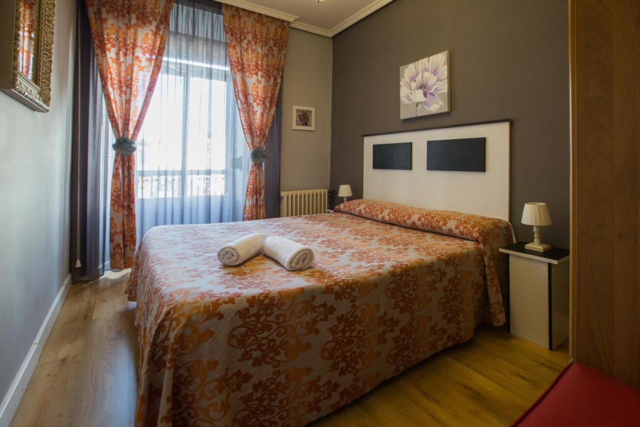 Apartamentos Turisticos Avila La Catedral Екстериор снимка
